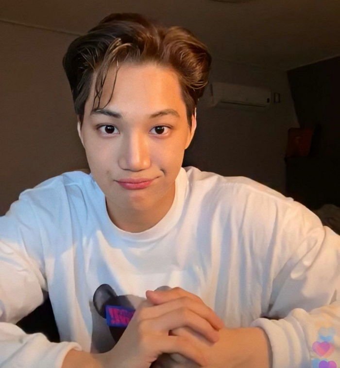 Exo Kai's dazzling recent status with his wet hair and legendary beauty.