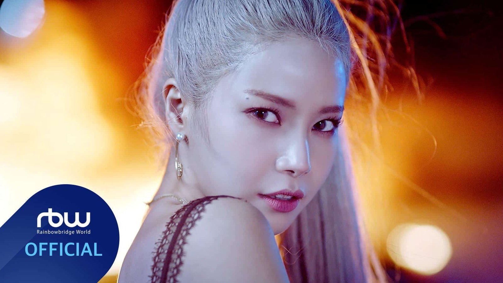 MAMAMOO Solar Ranked Top on the new song 'SPIT IT OUT' Chart Mamamoo's Solar has made her "hot" debut as a solo artist. Solar has been receiving enthusiastic responses since she first released the title track "Spit Out" of her first single album "SPIT IT OUT" on Mnet's "M Countdown" on Sunday. On the same day, Solar presented her fantastic solo debut stage with a purple outfit plus orange nail tip's point. Despite her colorful and captivating performance, Solar showed off her outstanding singing skills and stage manners, showing off the figure of the legendary "Performance Queen." Especially in the killing part "set fire," Solar quickly emerged as a hot topic for her point choreography, which seemed to be blowing a match light. After the broadcast, the stage and fancam videos have garnered more than 220,000 views, igniting the popularity of solo Also, "SPIT IT OUT" occupies the top spot on the nation's major music charts. In addition, the music video for "SPIT IT OUT" topped YouTube's Worldwide trending list and boasted a powerful global influence, with Mamamoo re-entering 27th on the U.S. Billboard Social 50 chart in line with Solar's solo debut. As such, Solar has given a green light to her first solo career, wrapping up her successful debut ceremony with "spit out." His solo debut song "SPIT IT OUT" is a song that expresses his confident and confident appearance with a message that he should not be bound by other people's standards and spit out what he wants to say and do without hesitation. Trans sound is impressive on an energetic beat. Meanwhile, Solar will appear on KBS 2TV's "Music Bank" today (24th) to continue her solo debut song "SPIT IT OUT."