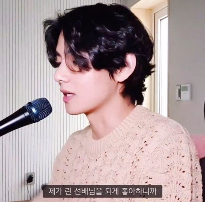 "V listens to my songs, too."Singer Lynn, happiness itself