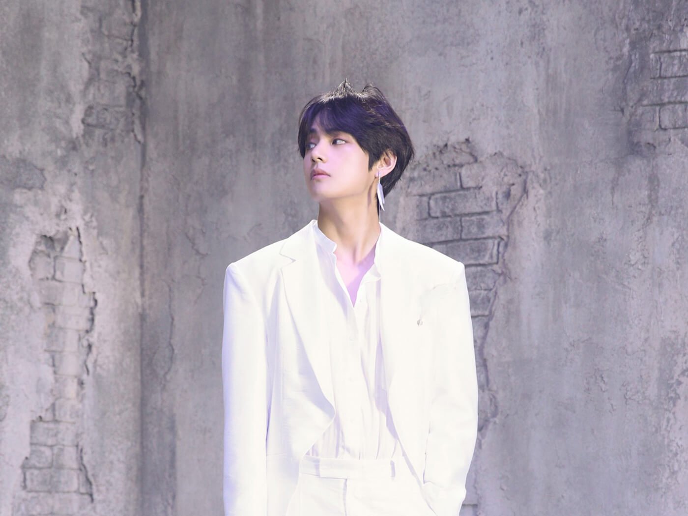 BTS V - 10 moments that shine more when wearing white