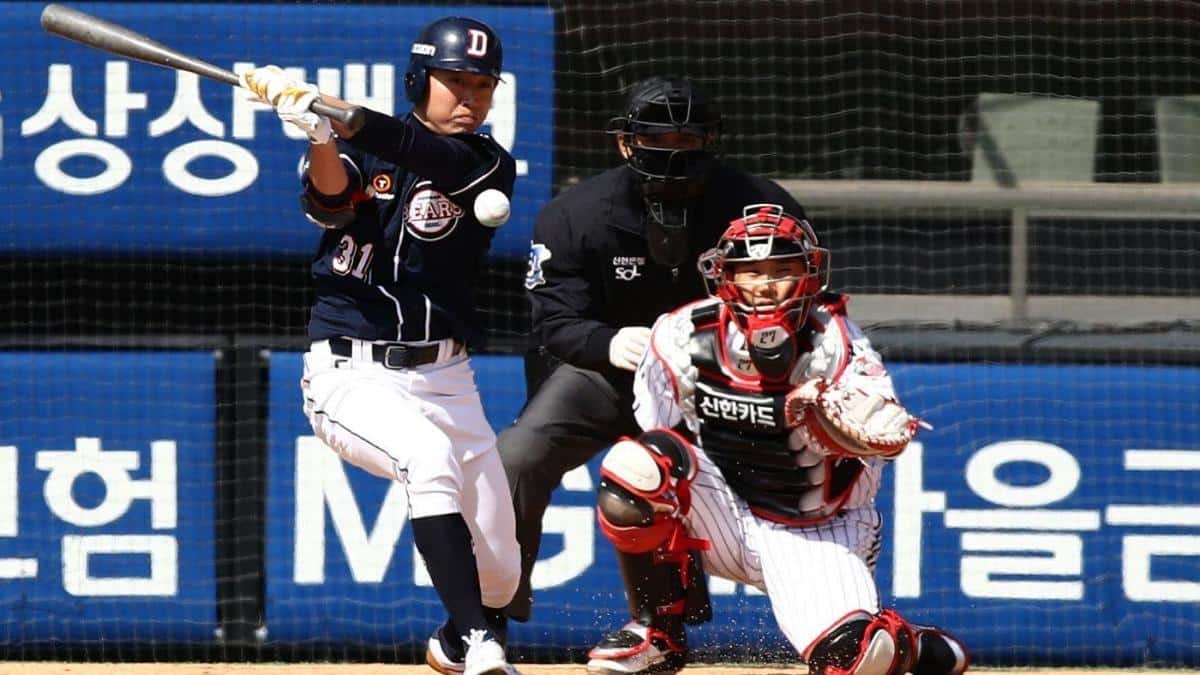 What is the meaning and effect of the first KBO League live broadcast across the U.S.?