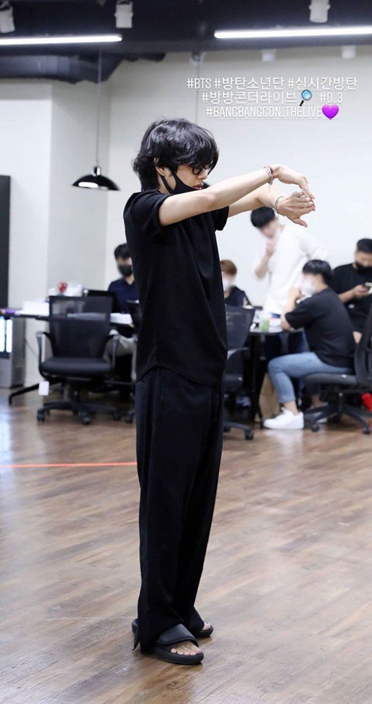 BTS V, Passion Hidden Behind the Flamboyance - Practicing BANG BANG CON The Live