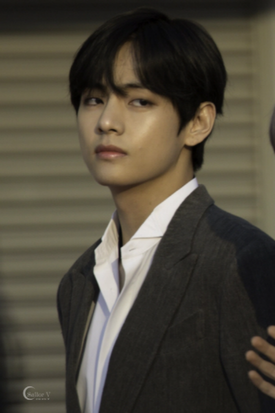 BTS V, with an lovely face - charisma on stage and a big gap - PRESSREELS